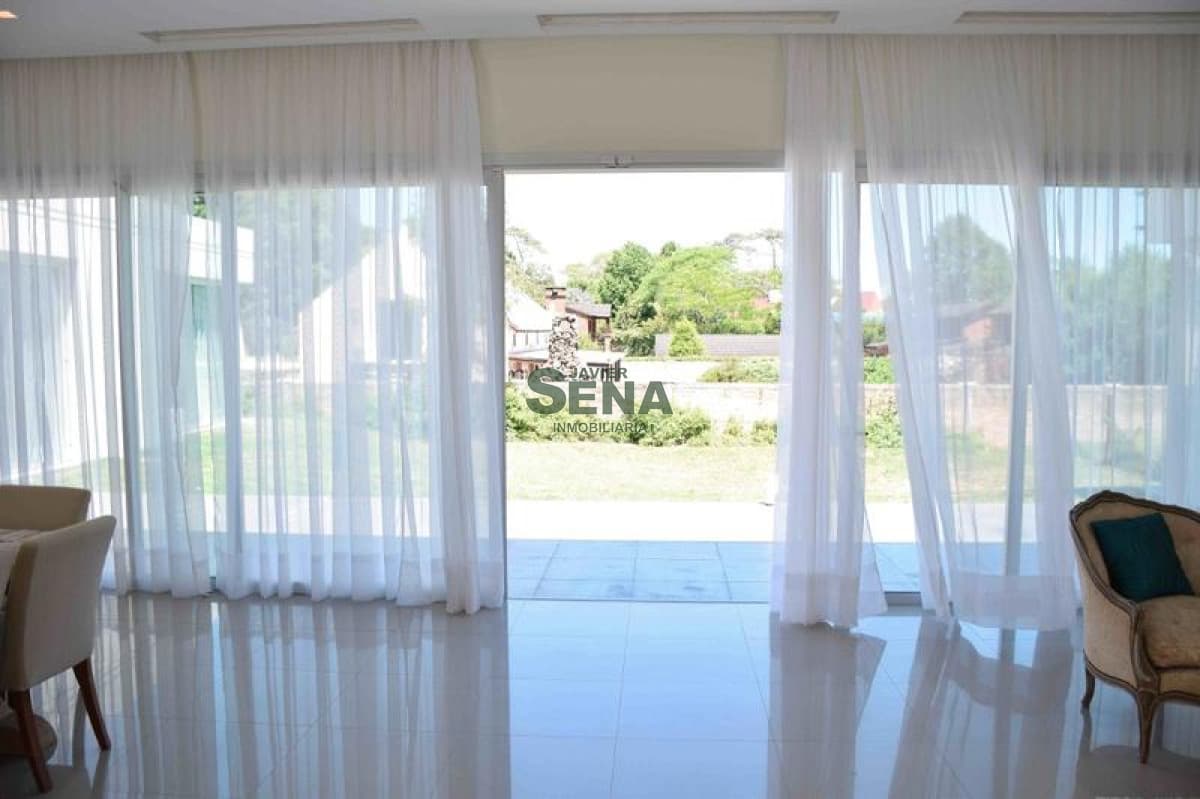 Venta de Chalet, Beverly Hills, 3 Dormitorios, 3 baños, 300 construidos