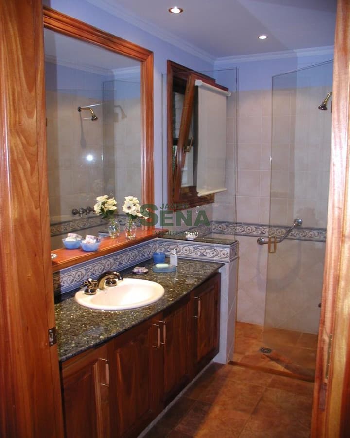 Venta y alquiler de casa en Portezuelo, 4 dormitorios, 4 baños, a 100 mts. del mar.