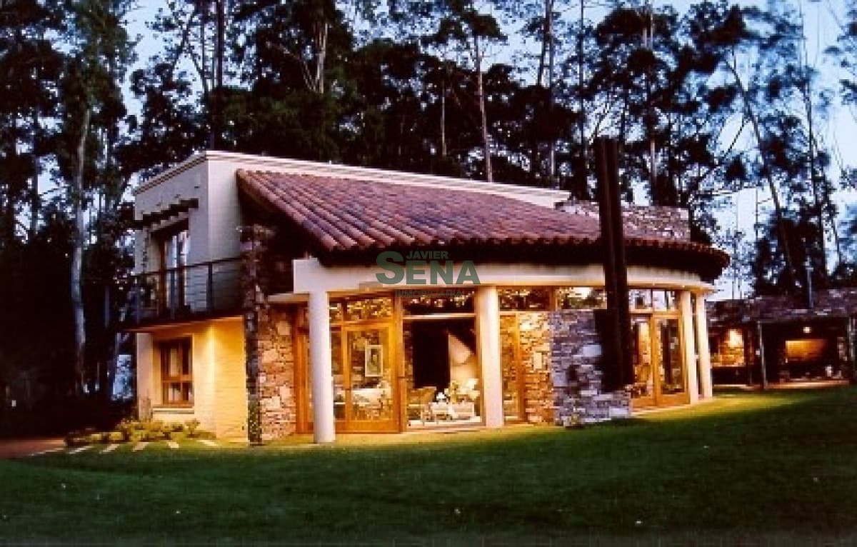 Venta y alquiler de casa en Portezuelo, 4 dormitorios, 4 baños, a 100 mts. del mar.