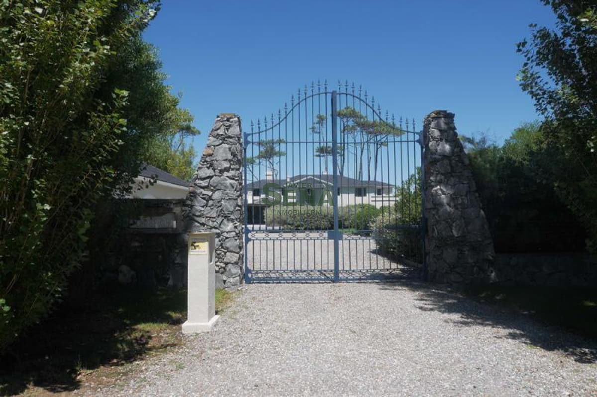 Venta y alquiler de casa en playa Mansa, Espectacular Mansion, 8 dormitorios, 8000M2 de tierra, se puede construir 8 niveles.