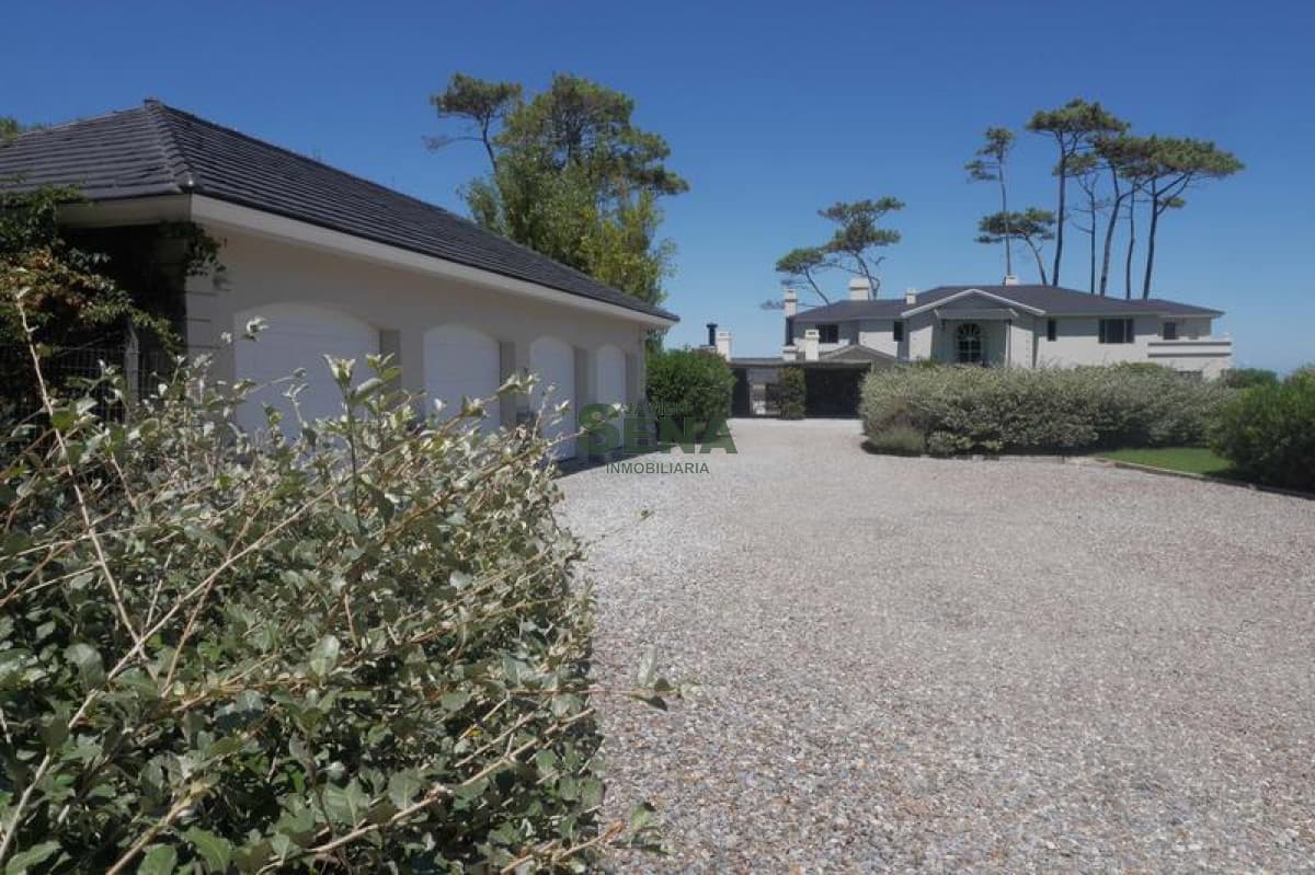 Venta y alquiler de casa en playa Mansa, Espectacular Mansion, 8 dormitorios, 8000M2 de tierra, se puede construir 8 niveles.