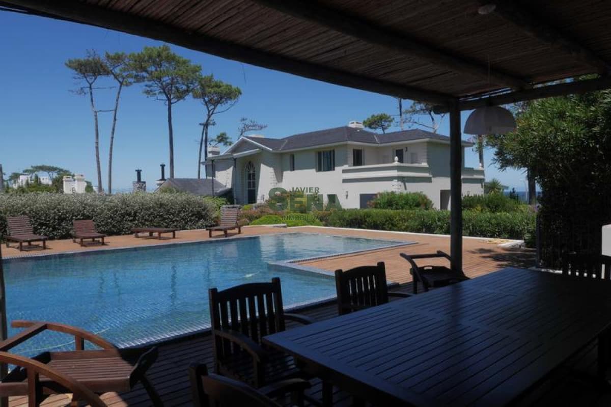 Venta y alquiler de casa en playa Mansa, Espectacular Mansion, 8 dormitorios, 8000M2 de tierra, se puede construir 8 niveles.
