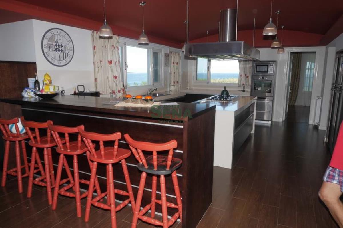 Venta y alquiler de casa en playa Mansa, Espectacular Mansion, 8 dormitorios, 8000M2 de tierra, se puede construir 8 niveles.