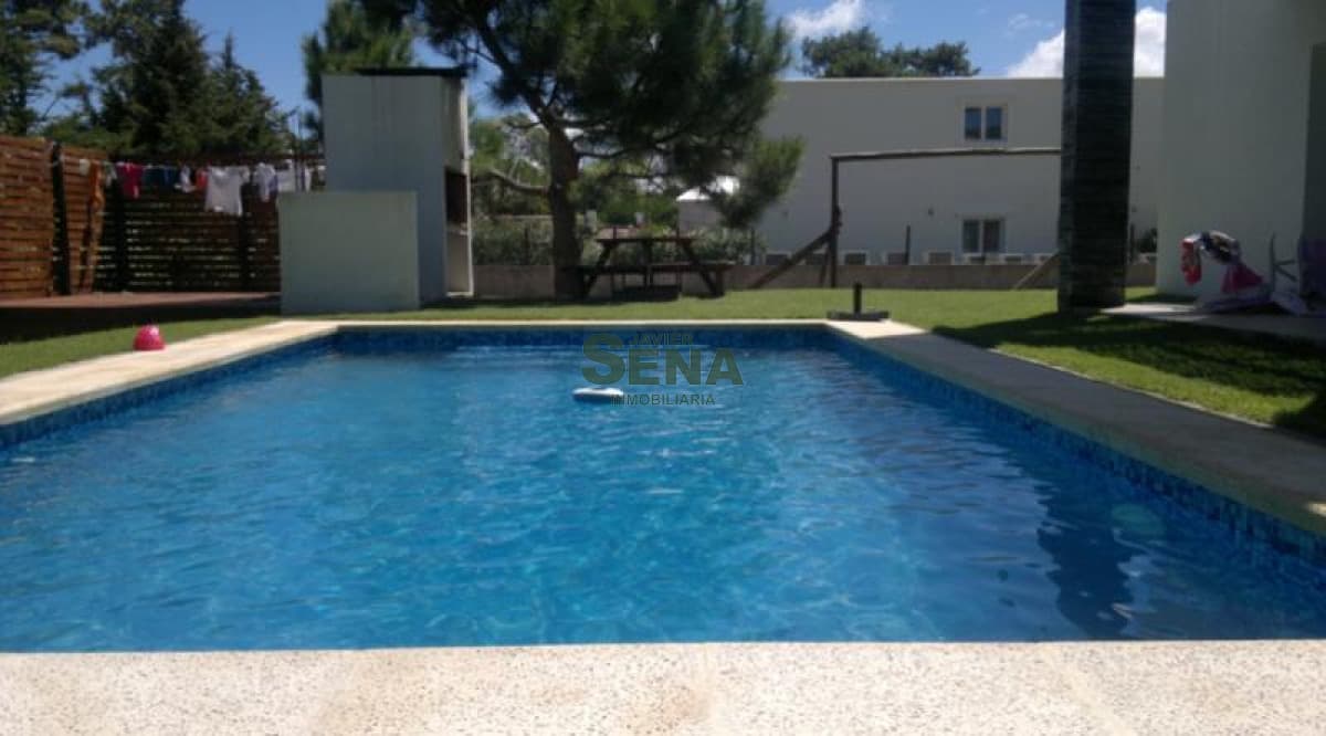 Venta y alquiler en Rincon del Indio, Gran chalet de 5 dormitorios, 5 baños, pileta.