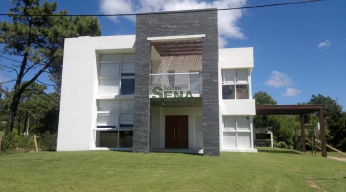 Venta y alquiler en Rincon del Indio, Gran chalet de 5 dormitorios, 5 baños, pileta.