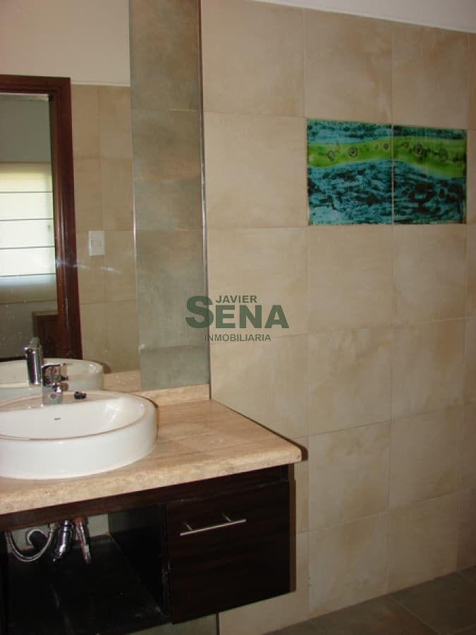 Venta y alquiler en Rincon del Indio, Gran chalet de 5 dormitorios, 5 baños, pileta.