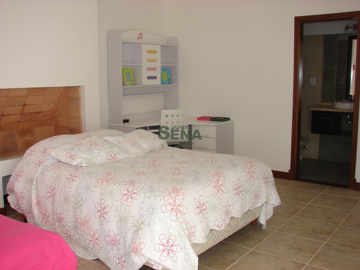 Venta y alquiler en Rincon del Indio, Gran chalet de 5 dormitorios, 5 baños, pileta.