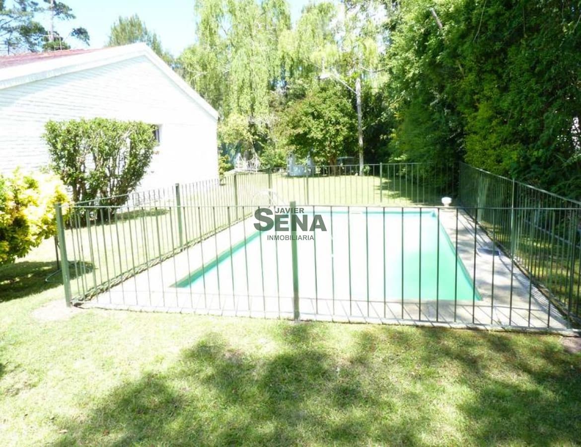 Alquiler de CASA AMPLIA CERCA DE TODO. 3 DORMITORIOS, 4 baños, piscina.