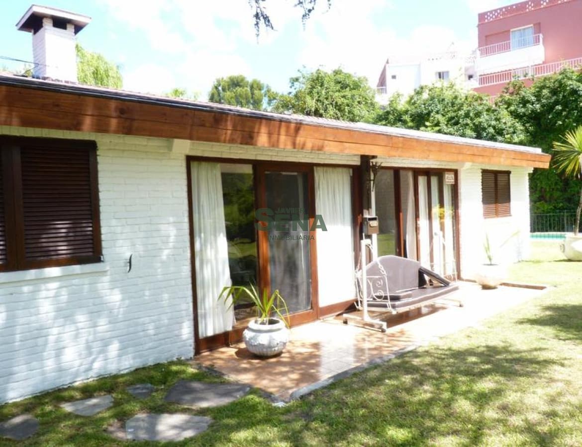 Alquiler de CASA AMPLIA CERCA DE TODO. 3 DORMITORIOS, 4 baños, piscina.