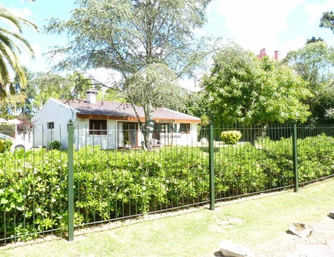 Alquiler de CASA AMPLIA CERCA DE TODO. 3 DORMITORIOS, 4 baños, piscina.