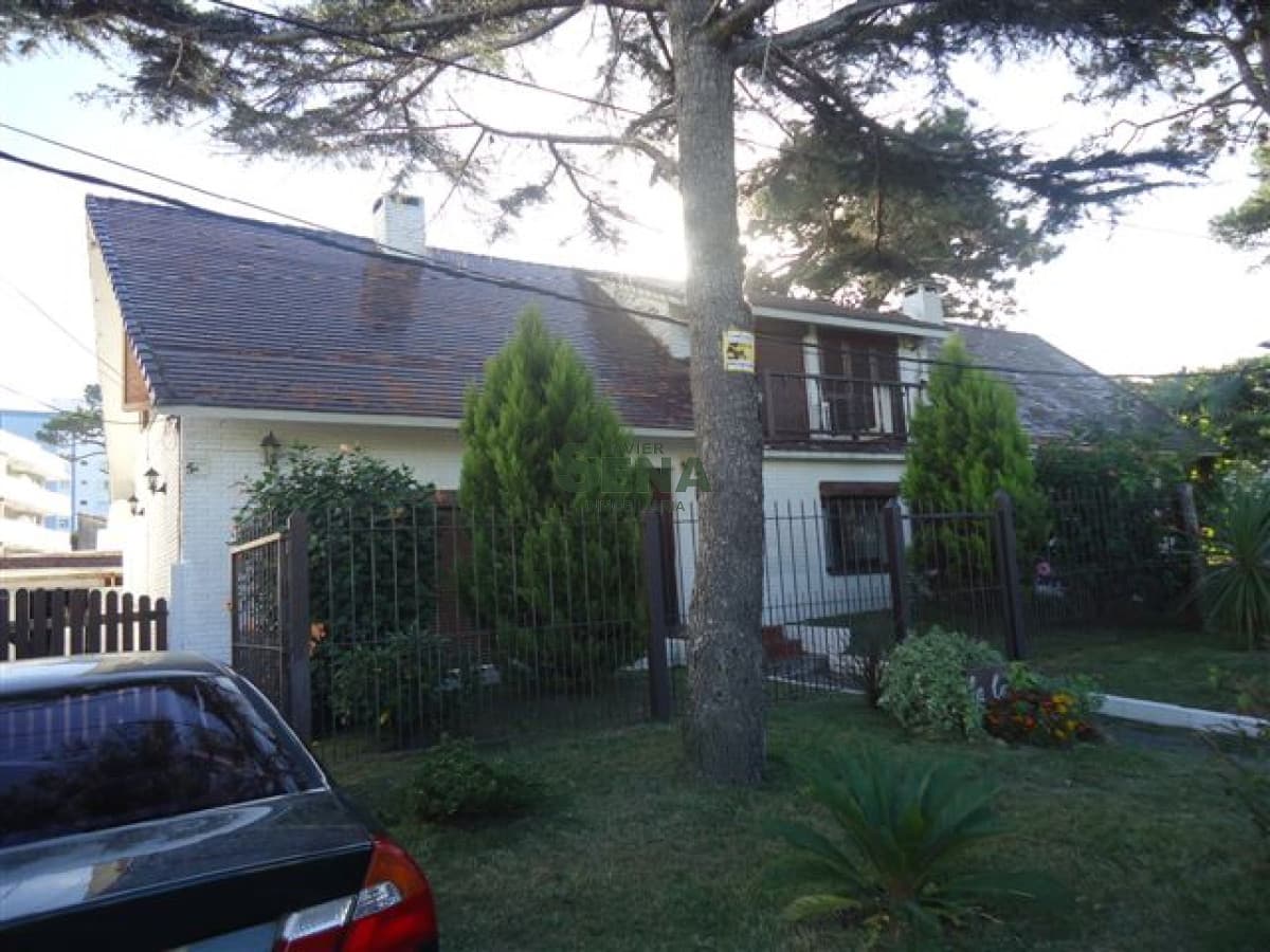 Venta de casa en la Brava, 3 dormitorios, 2 baños, gran chalet, con barbacoa.