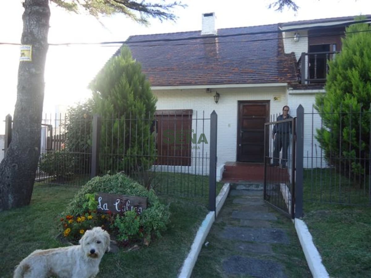Venta de casa en la Brava, 3 dormitorios, 2 baños, gran chalet, con barbacoa.