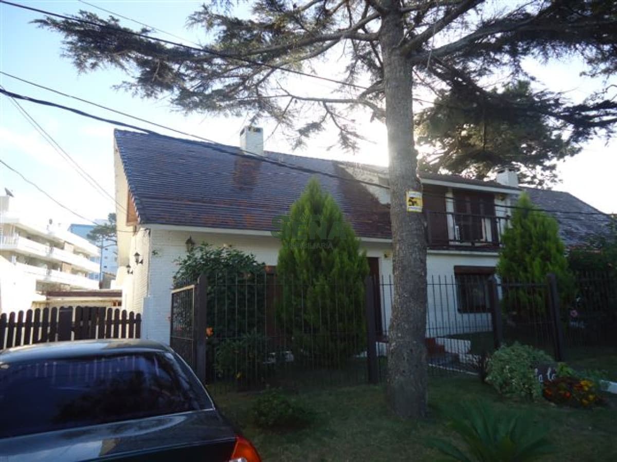 Venta de casa en la Brava, 3 dormitorios, 2 baños, gran chalet, con barbacoa.