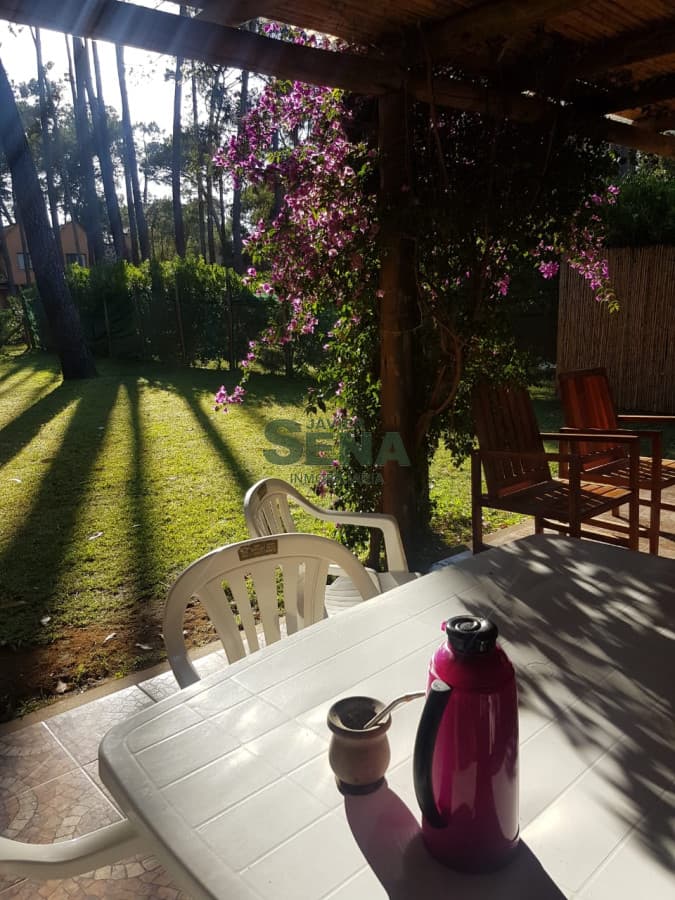 Alquiler de casa en Solanas, 3 dormitorios, 2 baños, piscina, bosque.
