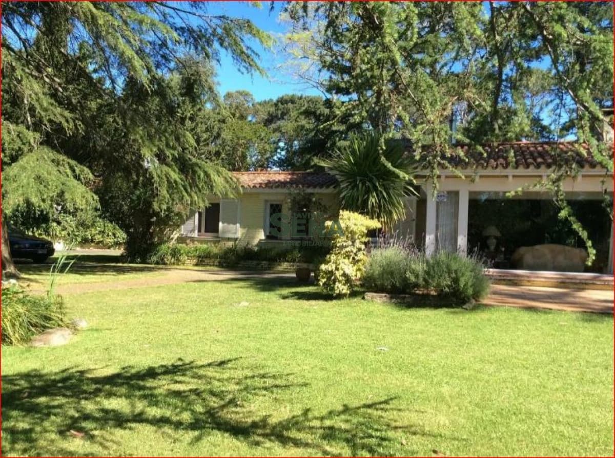 Alquiler de casa en Jardines de Cordoba, 4 dormitorios, 4 baños, piscina.