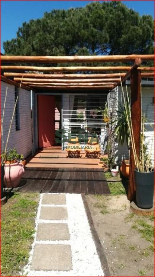 Alquiler de casa en la brava, 3 dormitorios, 2 baños, a metros del mar.-