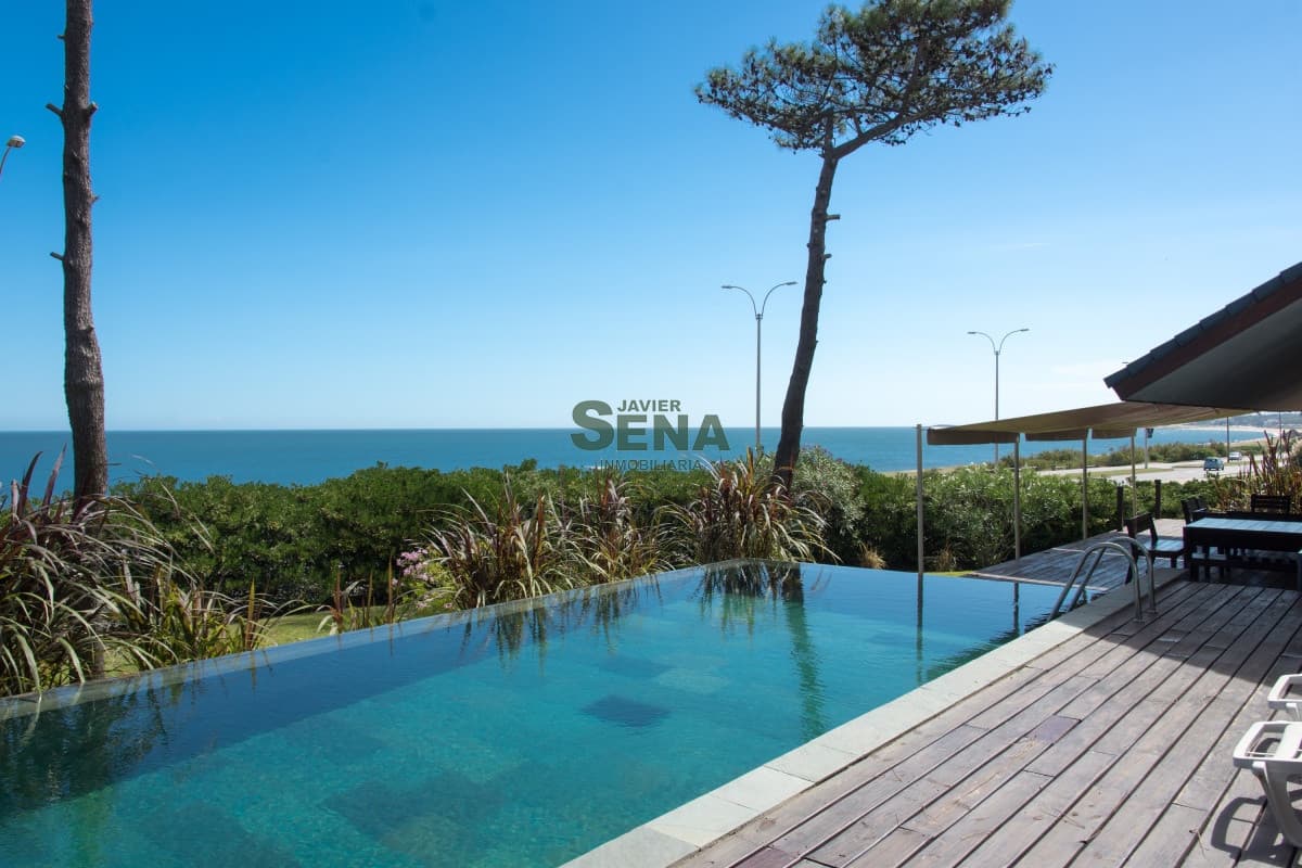 Venta de casa en la Mansa, Chalet frente al Mar, y 4 pisos.