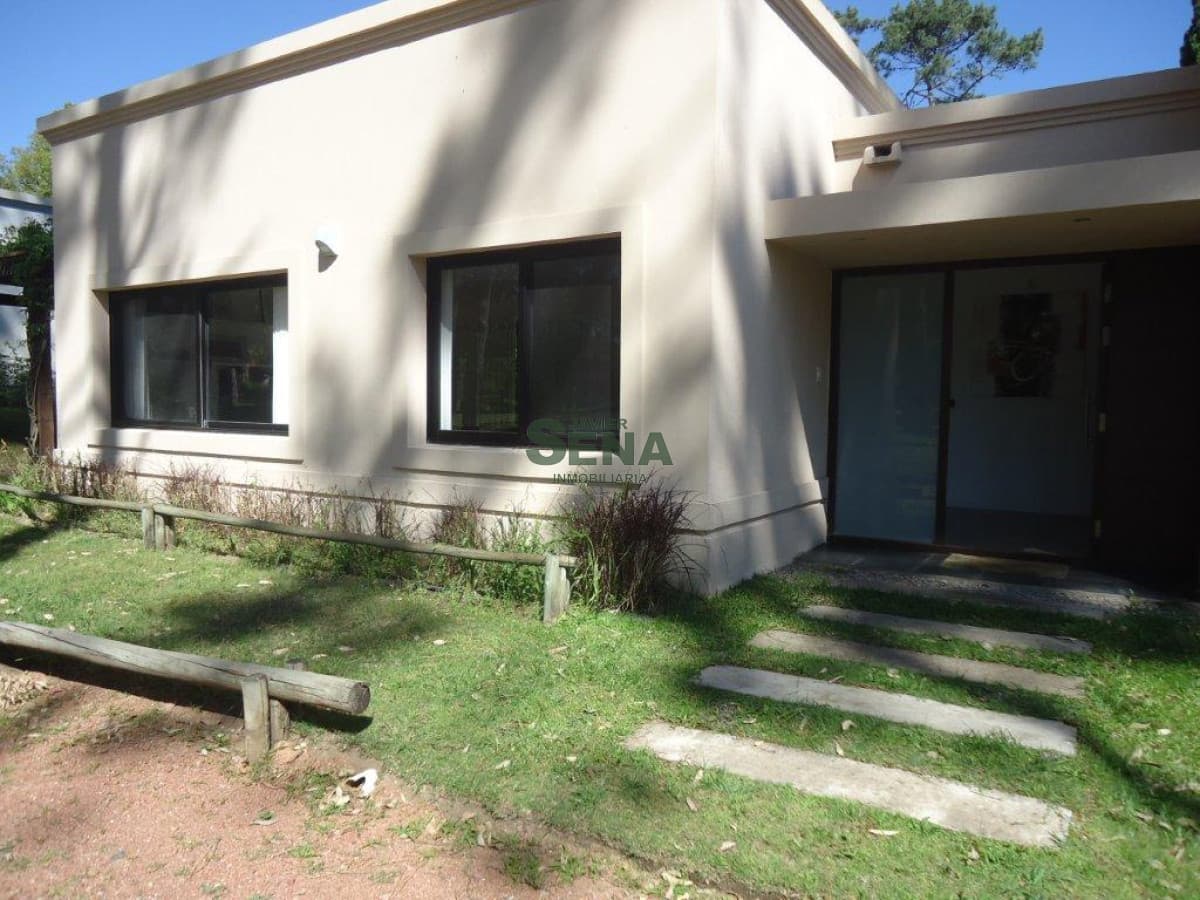 Venta de casa en Pinares, 3 dormitorios, 2 baños, cerca del mar.