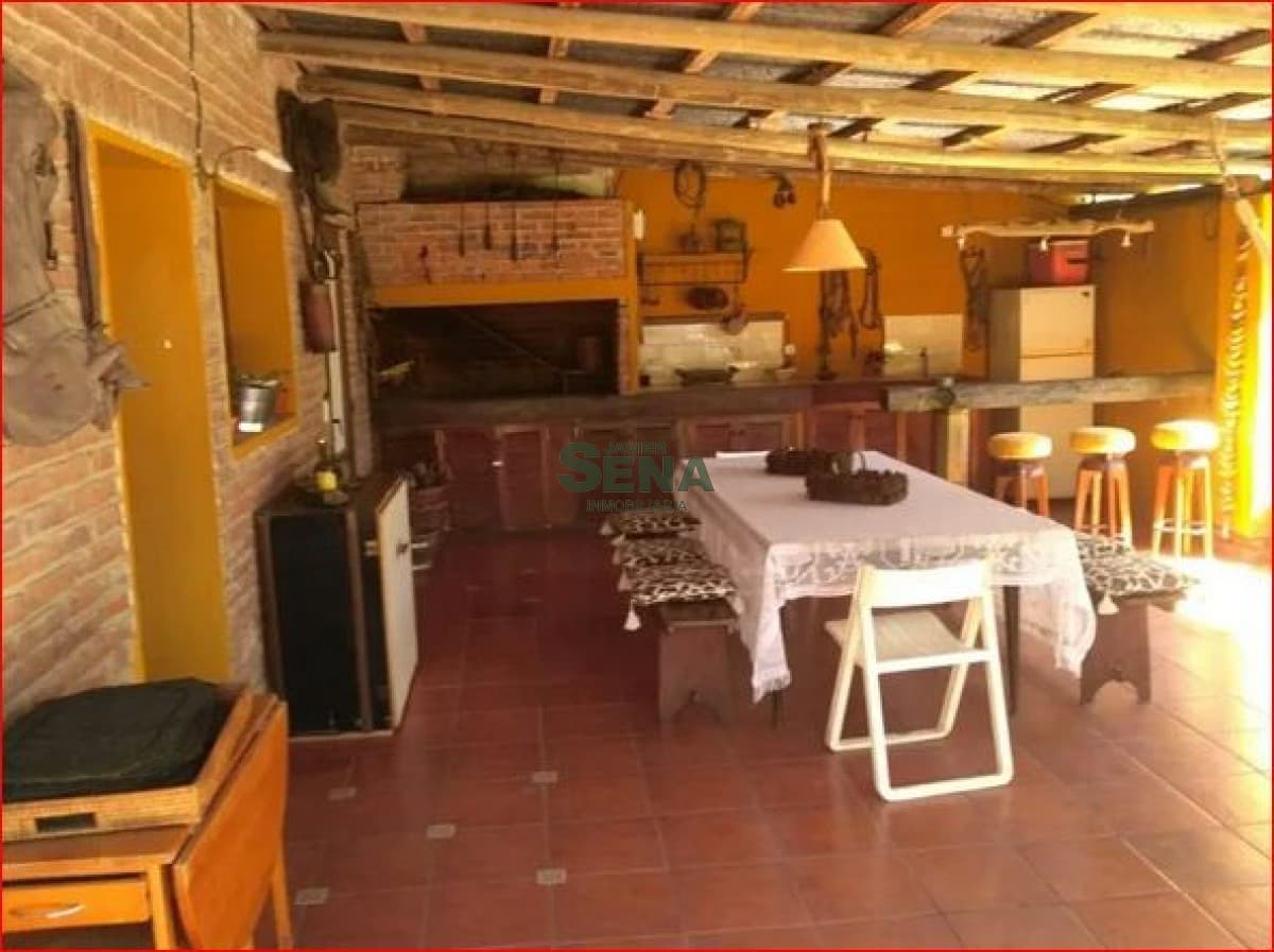 Alquiler de casa en Jardines de Cordoba, 3 dormitorios, 2 baños, buen lugar cerca de todo.