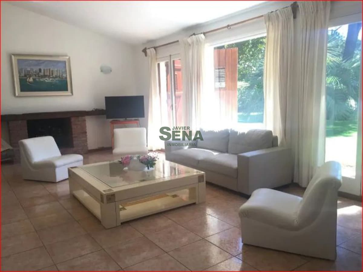 Alquiler de casa en Rincon del Indio, 4 dormitorios, 4 baños, piscina, precioso enterno y cerca del mar.