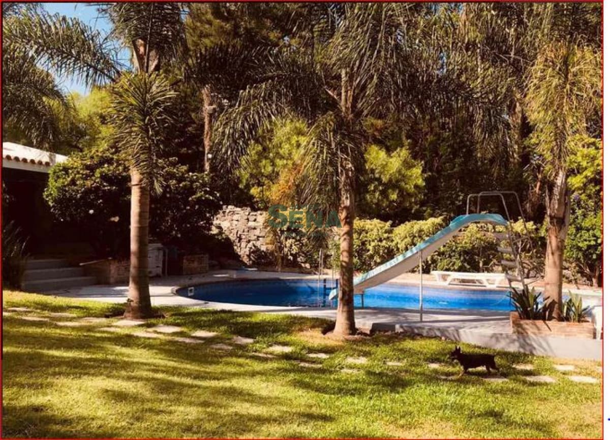 Alquiler de casa en Lugano, 3 dormnitorios, 2 baños, piscina, gran parque, cerca del mar.