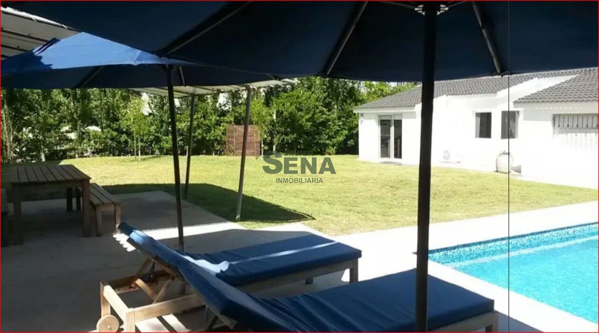 Venta casa en Jardines de Cordoba, 5 dormitorios, 4 baños, buena construccion.