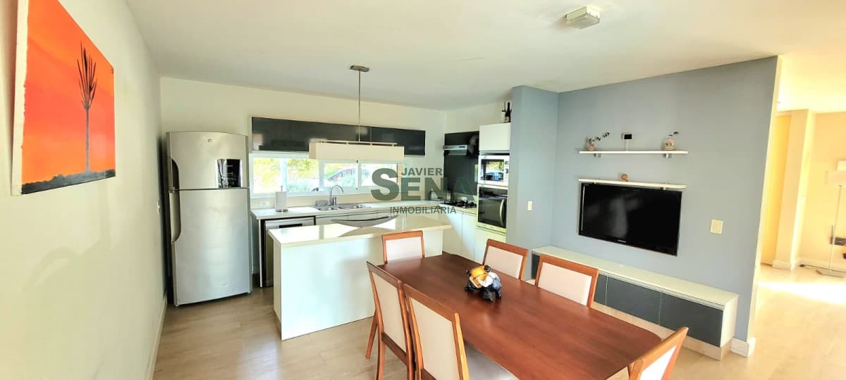 venta y Alquiler de casa en Brio Marly, 4 dormitorios, 3 baños, piscina, lindo parque.