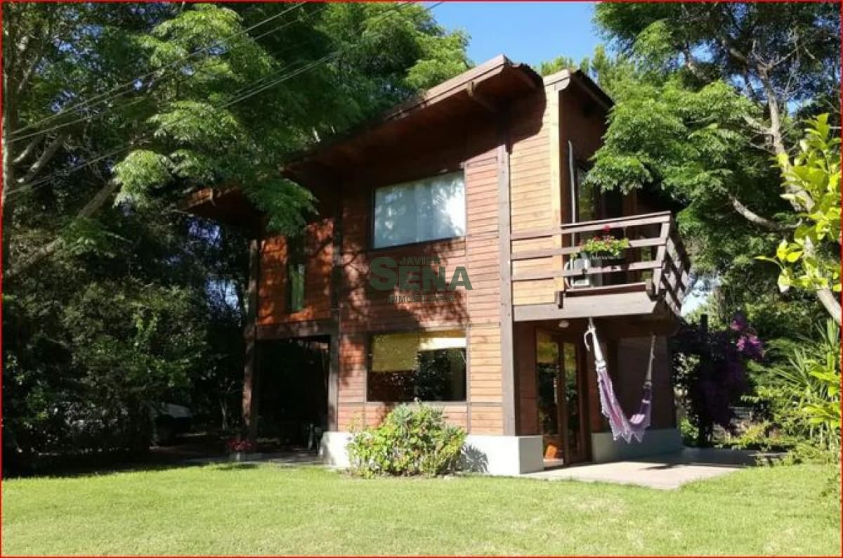 Alquiler de casa en Brio Marly, 3 domitorios, baño, buen parque, lindo lugar.