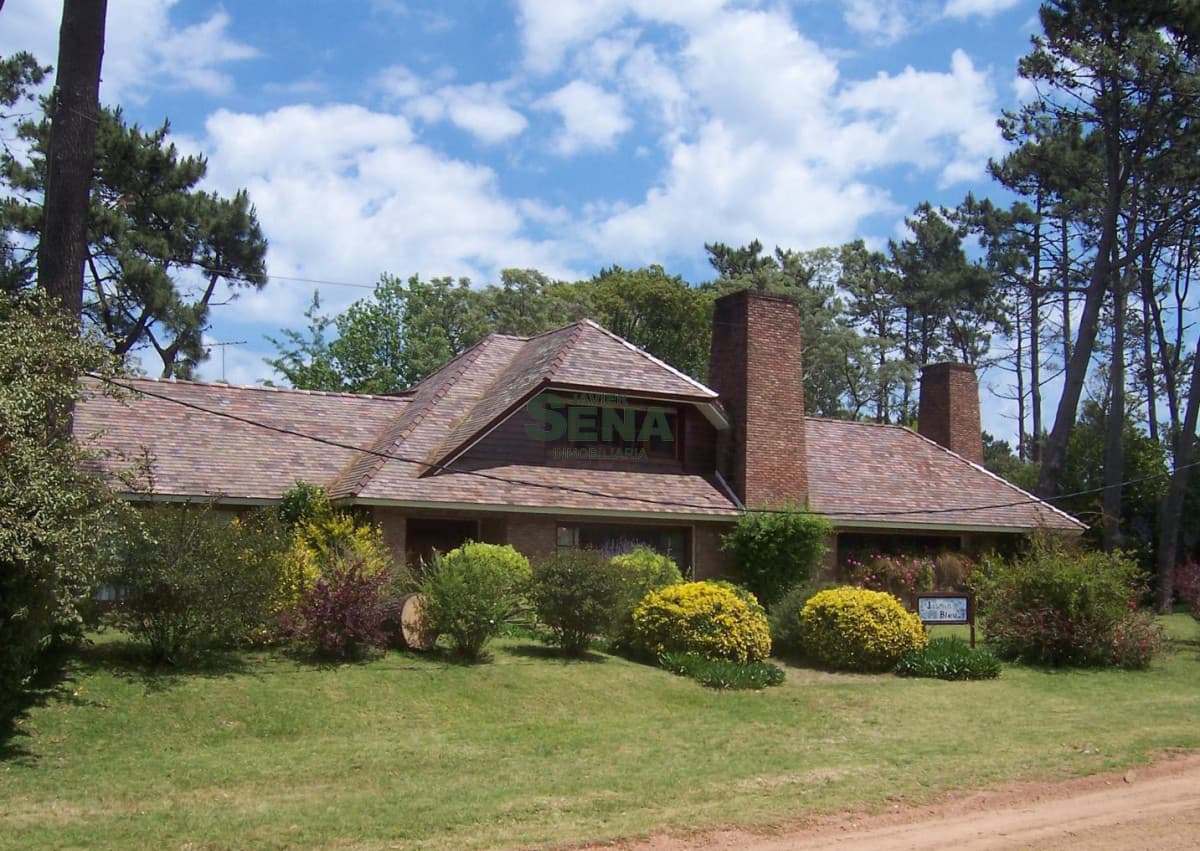 VENTA  de CASA CON VARIAS HABITACIONES, PISCINA EN ZONA PRIVILEGIADA DEL GOLF.