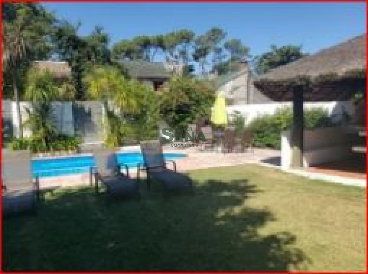 Alquiler de casa en Pinares, 3 dormitorios, 3 baños, piscina, parque y en buen estado.