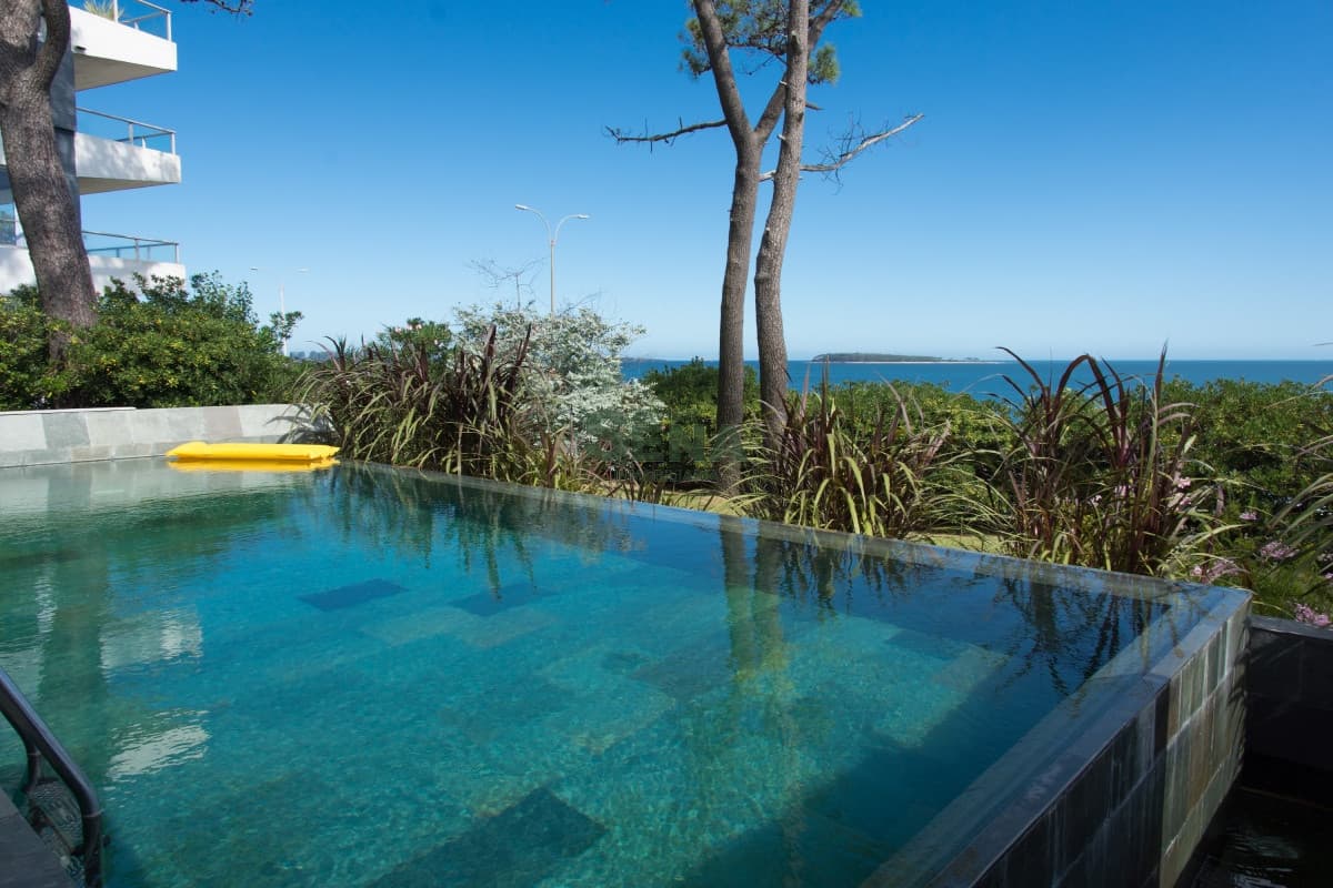 Venta de casa en la Mansa, Chalet frente al Mar, y 4 pisos.