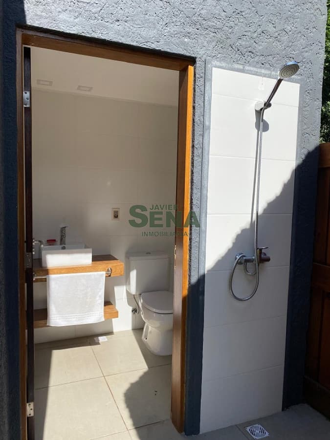 Venta de casa en rincon del indio, 3 dormitorios, 3 baños, cerca del mar.