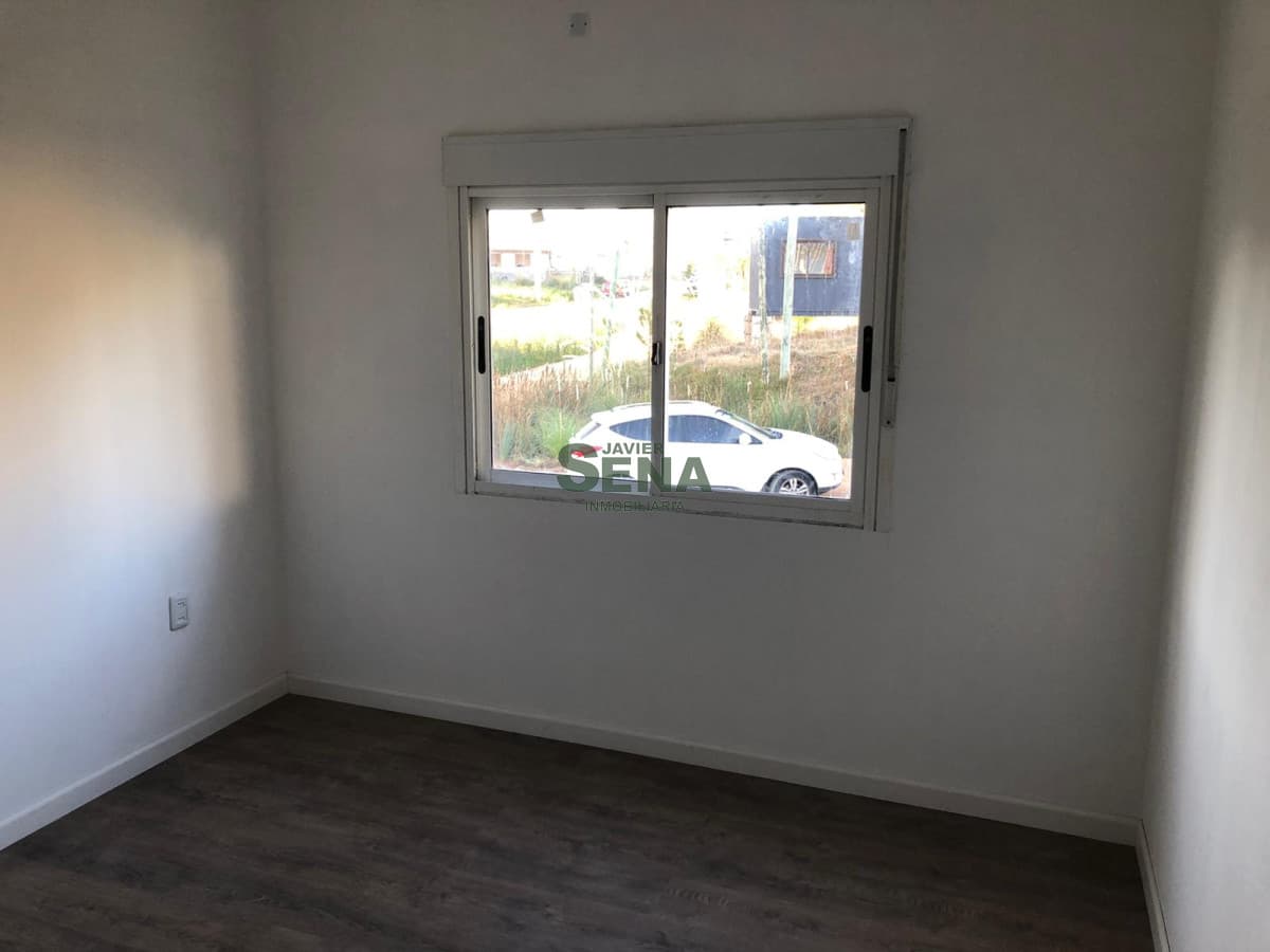 Alquiler y venta de casas en Altos de la Laguna, 2 dormitorios, baño, patio con parrilla.