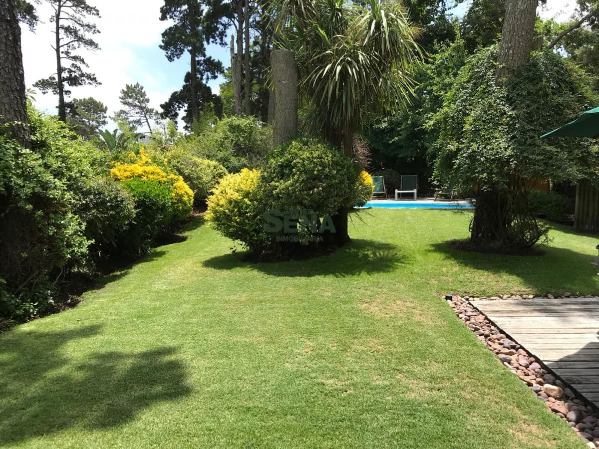 Alquiler de casa en Pinares, 3 dormitorios, 3 baños, piscina, bujen parque.