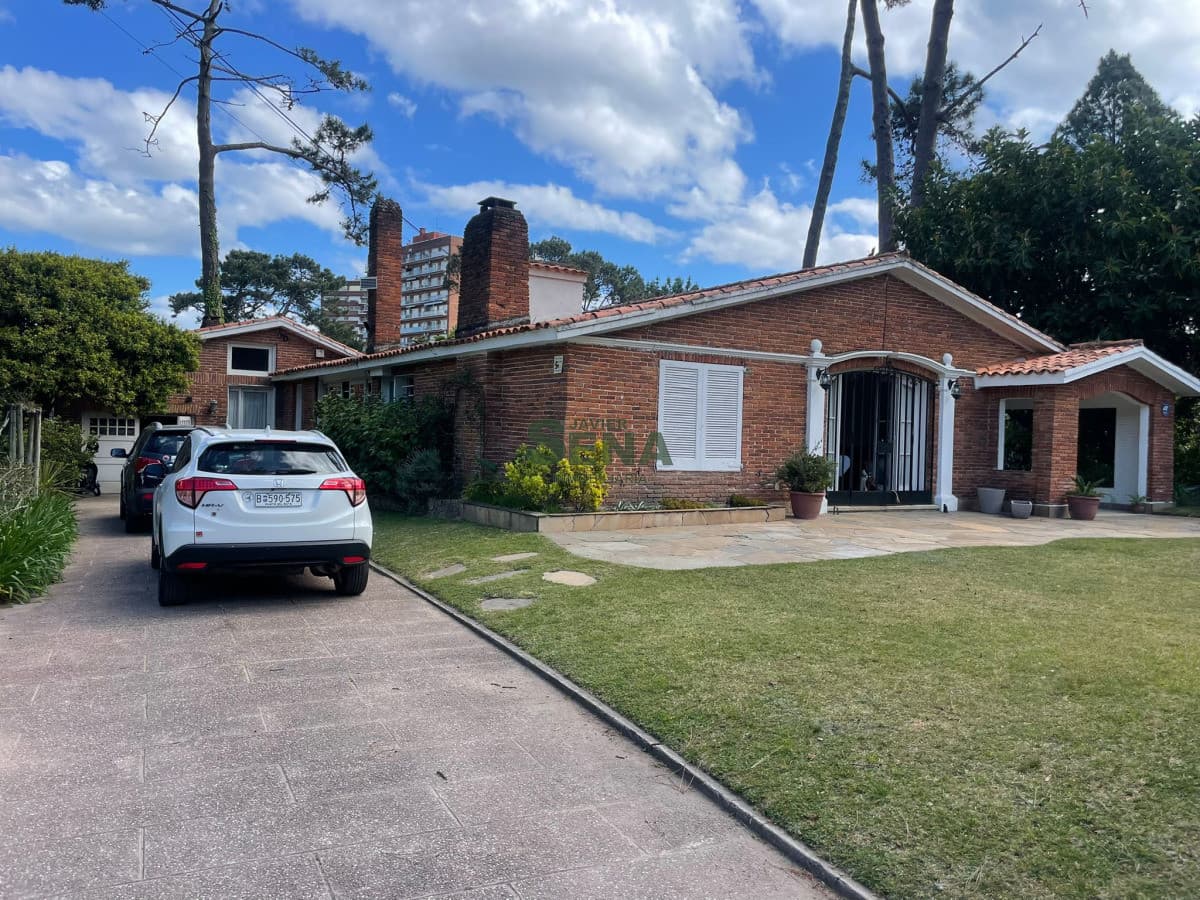 venta de chalet 5 dormitorios,4 baños, 3mil m2 de parque 350 m2 construidos.