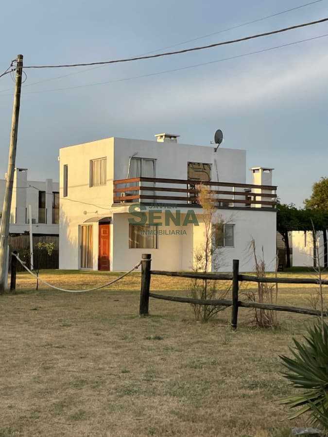 venta de casa de 2 dormitorios, 2 baños, en bal bs as a media cuadra del mar.