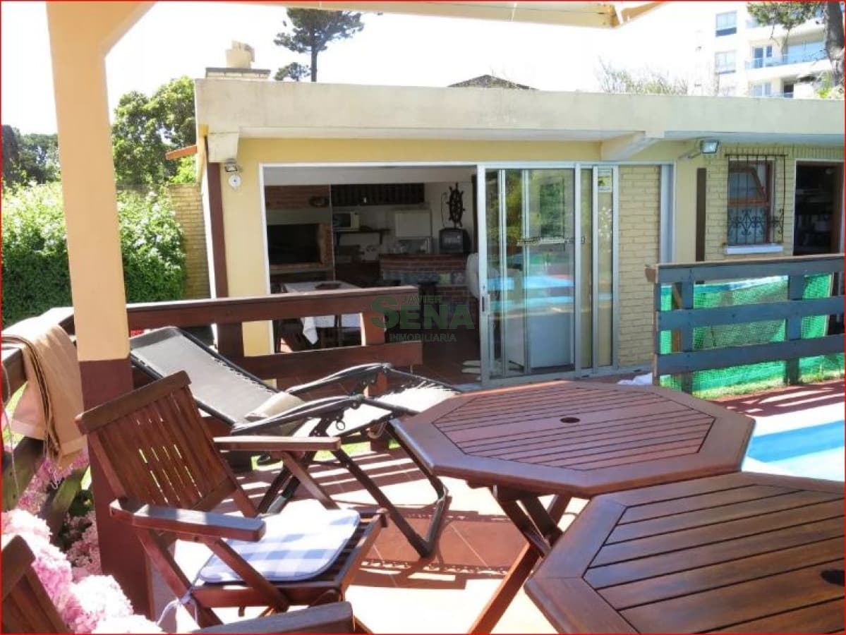 Alquiler de casa en Aidy grill, 4 dormitorios, 3 baños, lindo parque a metros del mar.