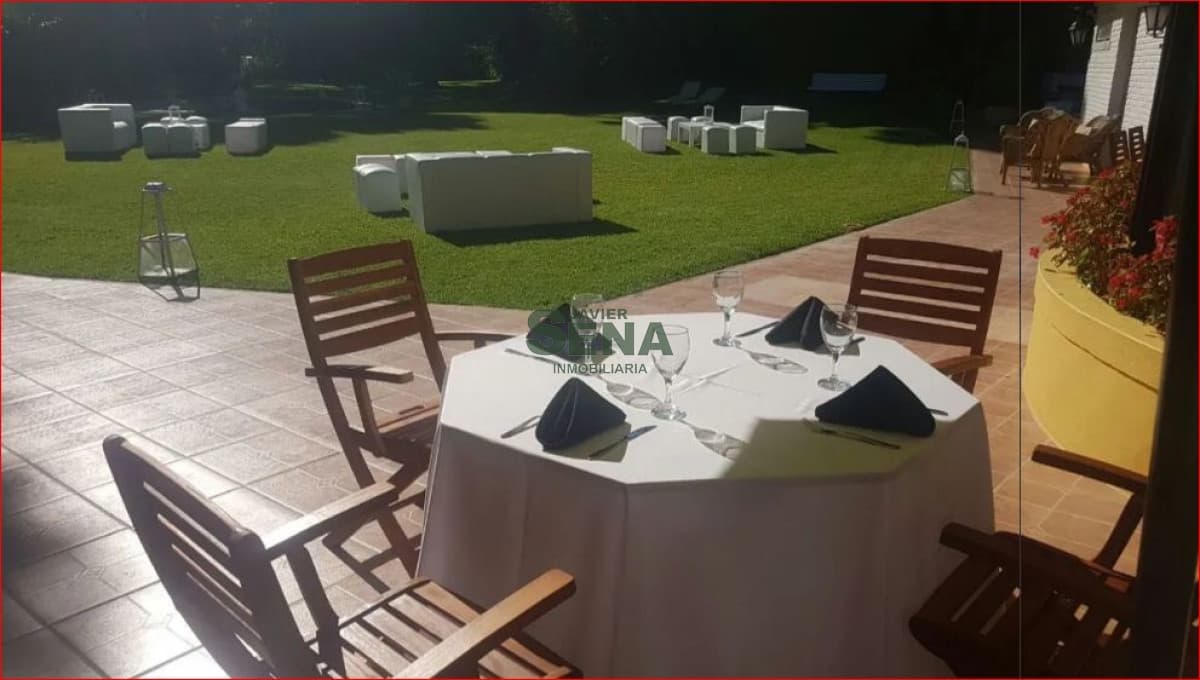 Venta y alquiler casa en Cantegril, 5 dormit, 9 baños, piscina, buen terreno.