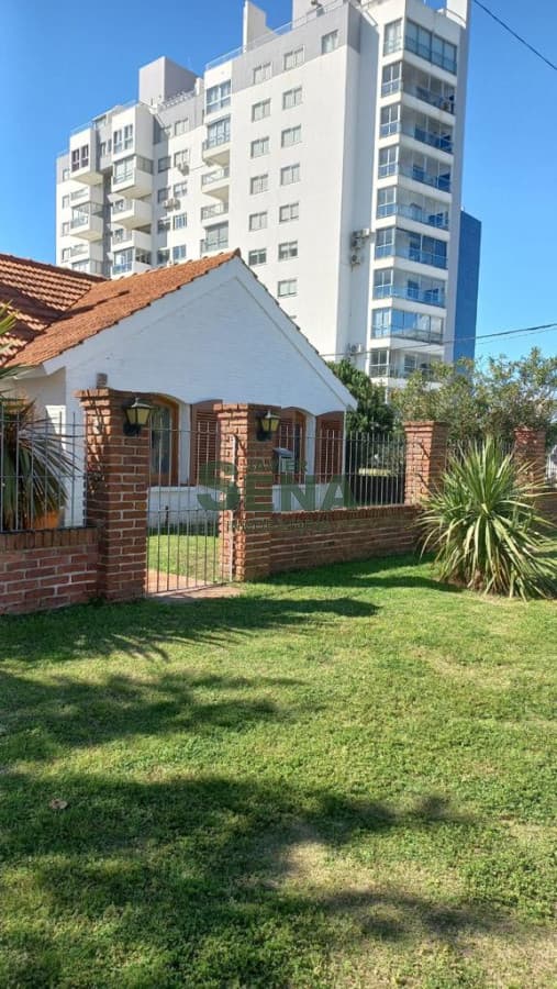 Alquiler de casa en la Brava, 4 dormitorios, 2 baños, lindo entorno.