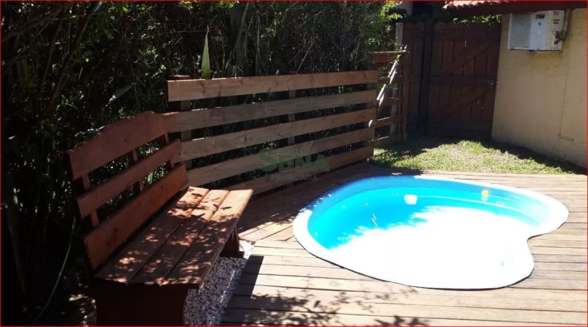 Alquiler de casa en Pinares, 4 dormitorios, 2 baños, piscina, buen parque.