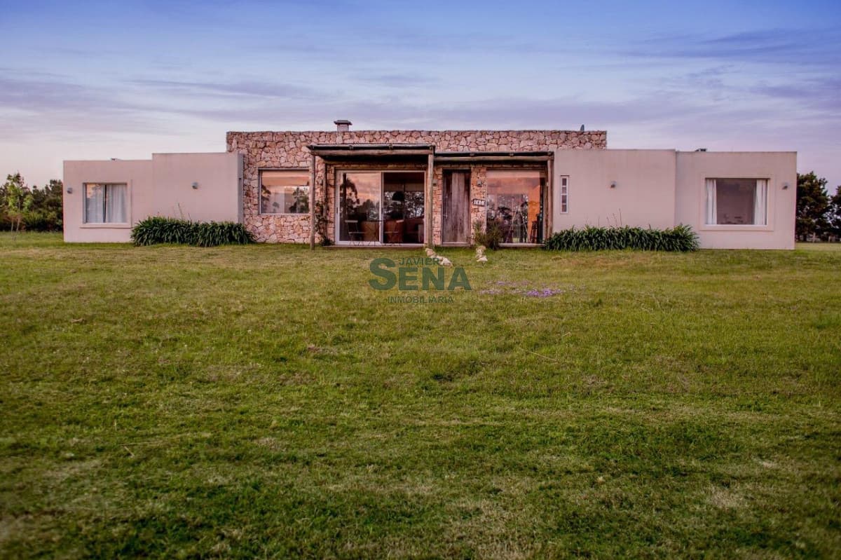 Alquiler y venta de casa barrio privado cerca de Fasano, dormitorios.