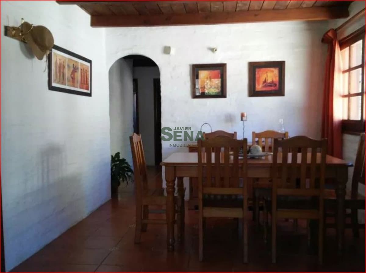 Venta de casa en Jardines de Cordoba, 3 dormitorios, 2 baños, lindo lugar.-
