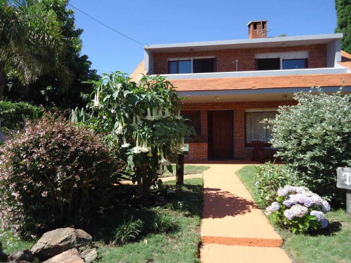 Venta  de casa en la Mansa, 5 dormitorios, 3 baños, pileta, cerca de mar.