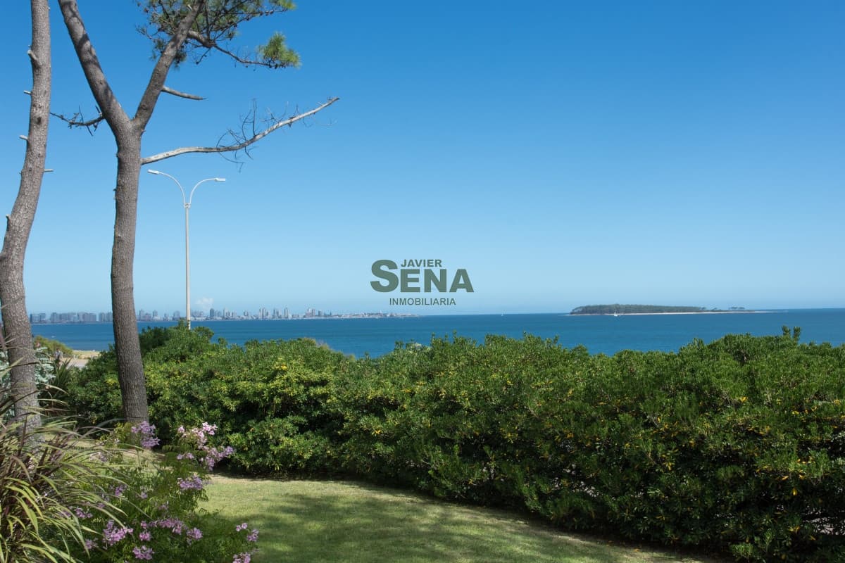 Venta de casa en la Mansa, Chalet frente al Mar, y 4 pisos.