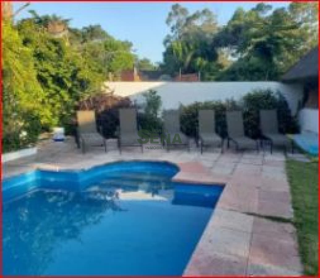 Alquiler de casa en Pinares, 3 dormitorios, 3 baños, piscina, parque y en buen estado.