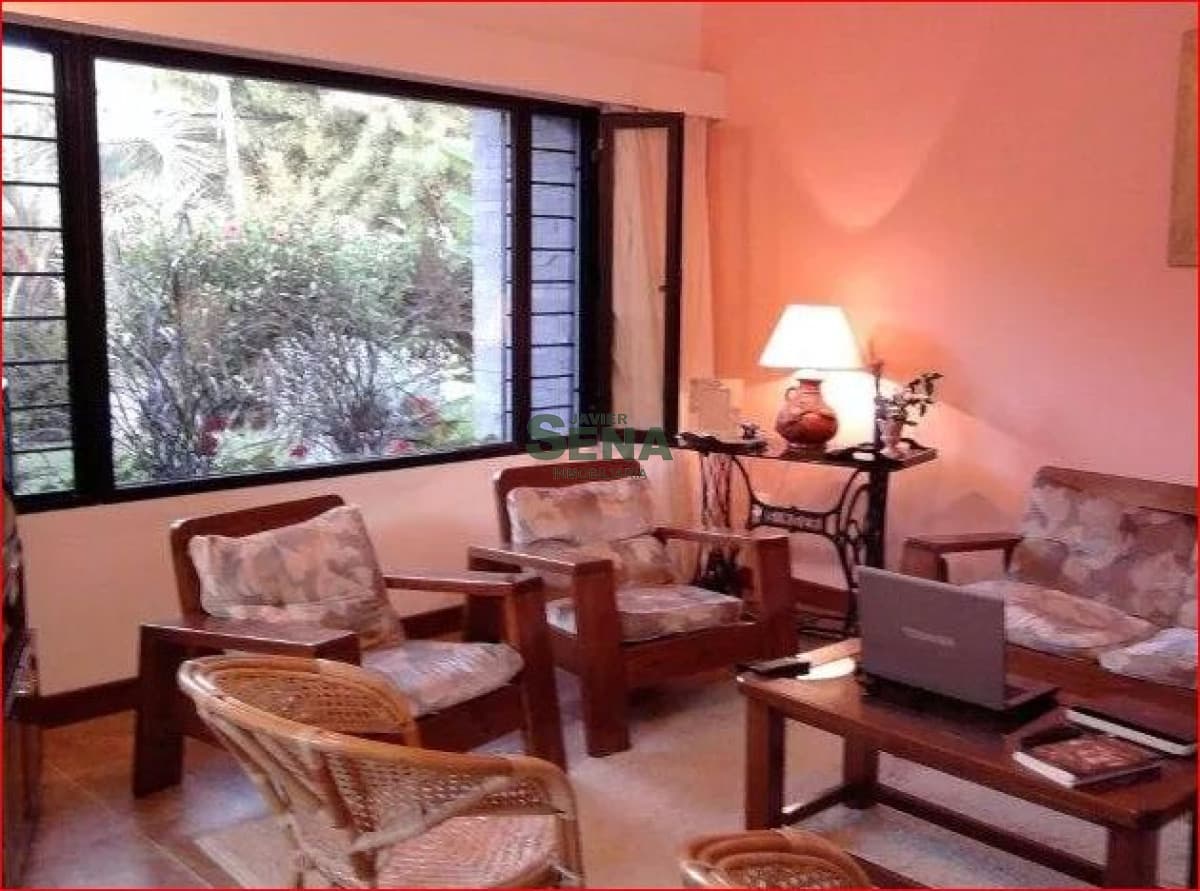Alquiler de casa en la Mansa, 3 dormitorios, 3 baños, piscina, buen parque.-