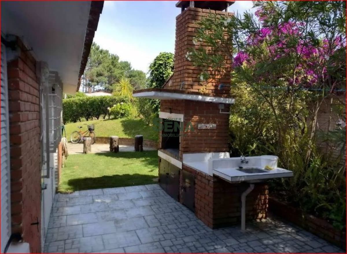 Alquiler de casa en la Mansa, 3 dormitorios, 2 baños, linda casa cerca del mar.