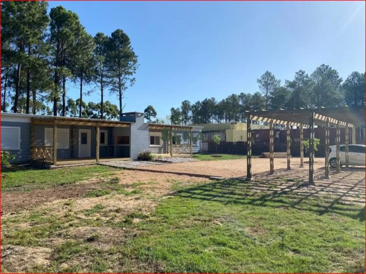 Alquiler de casa en Chacras del Pinar, 2 dormitorios, 2 baños, lindo parque para vivir todo el año.