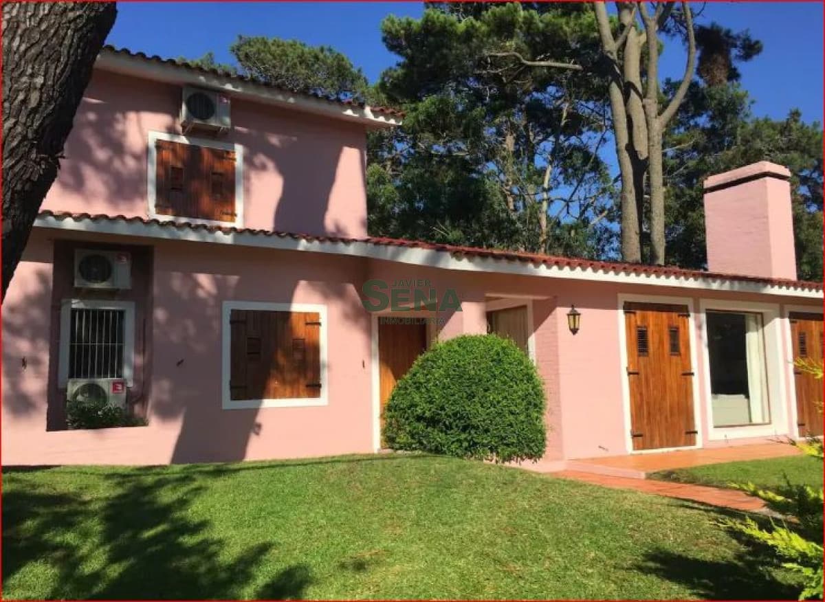 Alquiler de casa en Rincon del Indio, 4 dormitorios, 4 baños, piscina, precioso enterno y cerca del mar.