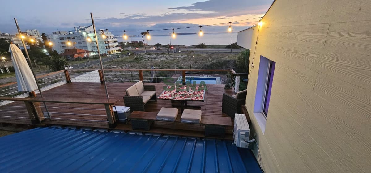 venta de importante casa en gran terreno frente a la playa Mansa